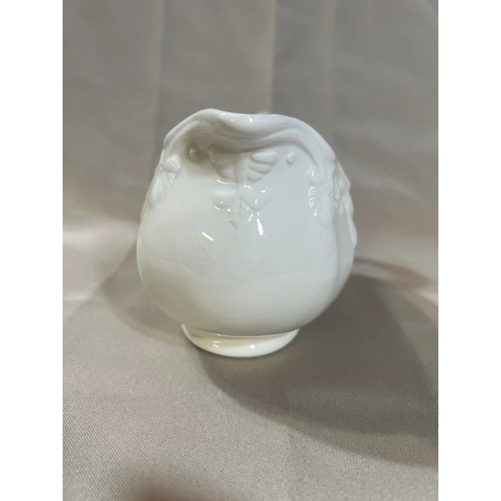 VTG GRAVY‎ BOAT OFF WHITE WITH EMBOSSED SCROLL~ BICO CHINA (2496)